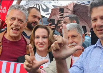 Chico Buarque visita Lula e diz que 'está na hora' de sua liberdade